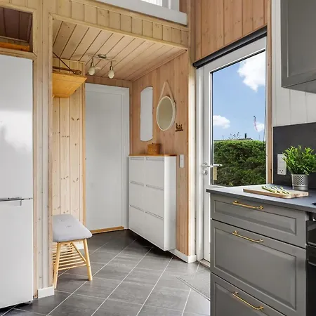 Vakantiehuis Nine - 200m From The Sea By Interhome *