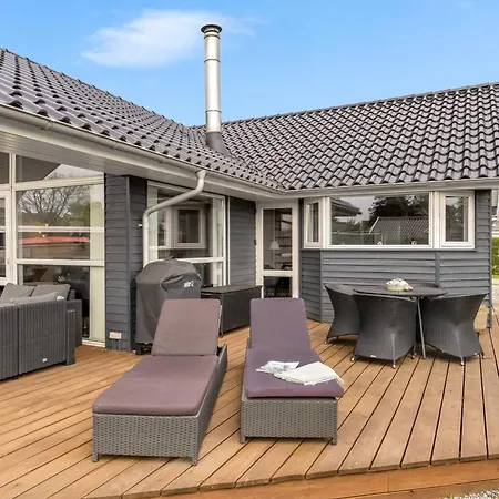 Vakantiehuis Nine - 200m From The Sea By Interhome
